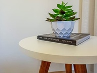 Mesa Decorativa Redonda Moderna Branca 35x45cm - Pé Palito Retro para Sala e Quarto - imagem 5
