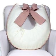 Almofada de Amamentação com Laço Piquet Palha com Rosê - Conforto e Estilo para Mães Modernas - imagem 1