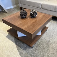 moderno-de-centro-e-funcionalidade-com-cinamomooff-rodizios-mesa-white-a-saara-design-a