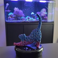 Gato 3D Bicolor Lilás e Azul - Enfeite Decorativo Moderno para Ambientes Criativos - imagem 3
