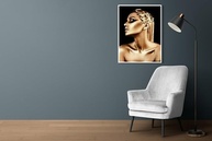 Quadro Decorativo com Moldura de Madeira 90x60cm - Mulher Corpo Dourado | Design Sofisticado para Sala e Quarto - imagem 5