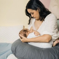 Almofada de Amamentação Yogi Baby Moon Midnight Blue - Conforto e Estilo para Mães Modernas - imagem 3
