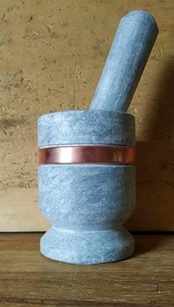Pilão de Pedra Sabão Médio com Fita de Cobre - Durabilidade e Tradição na Cozinha - imagem 4