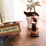 Imagem de Santo Antônio de Pádua em Resina Nacional - 10,5cm | Decoração Religiosa Elegante - imagem 3