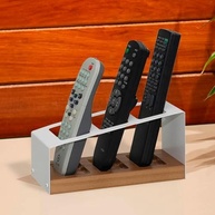 nogueira-em-controle-e-geguton-minimalista-porta-elegante-branco-fosco-a-organizacao-madeira-a