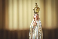 Imagem Nossa Senhora de Fátima em Resina 23cm - Peça Importada com Detalhes Exclusivos - imagem 4
