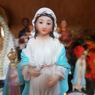 Nossa Senhora Grávida 16cm - Escultura em Resina com Detalhes Realistas para Decoração Religiosa - imagem 3