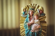 Imagem Nossa Senhora do Perpétuo Socorro em Resina Importada - 30cm | Decoração Sagrada Refinada - imagem 4