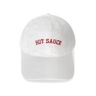 Chapéu branco Hot Sauce com bordado vermelho para o amante de apimentos/especiarias. O chef da casa que adiciona molho picante a todos. Perfeito para HGW, piqueniques, dias de parque, Branco, Tamanho - imagem 1