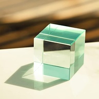 Cubo de Cristal K9 Óptico Ciano - Prisma Decorativo com Brilho Refinado - imagem 3