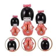 Trio de Bonecas Japonesas Kokeshi em Madeira Rosa com Laços Decorativos - Decoração Oriental Elegante - imagem 2