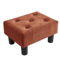 os-veludo-para-a-poofzy-pequena-confortavel-otmoma-em-pes-banqueta-a