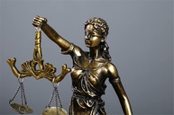 Estátua da Deusa da Justiça - Design Clássico Grego para Escritório, Mesa e Jardim | Escultura Artesanal em Resina (11,4 x 6,9 x 28,4 cm) - imagem 5