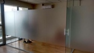 Adesivo Vinil Jateado Cristal 5m x 1m - Impermeável e Lavável para Decoração de Vidros e Janelas - imagem 5