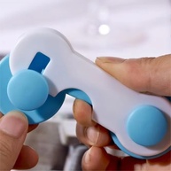 para-kit-furos-protecao-de-seguranca-azul-infantil-e-portas-trava-gavetas-armarios-4-sem-a