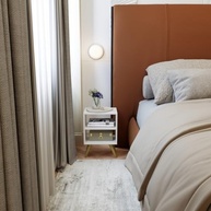 Mesa de Cabeceira Retro com Nicho – Design Palma Branco para Quarto de Casal - imagem 5