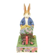 Enesco Estatueta Jim Shore Beatrix Potter - Peter Coelho com Carrinho de Flores | Coleção Exclusiva 15cm - imagem 4