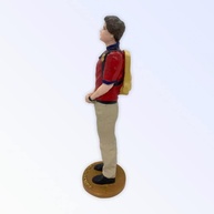 Escultura de Santo Carlo Acutis em Resina 19 cm - Detalhes Minuciosos e Pintada à Mão - imagem 2