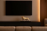 Escultura Leão em Polirresina Dourada - Decoração Elegante e Luxuosa - imagem 4