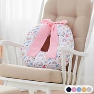 Almofada de Amamentação Arco-Íris com Pompom e Ajuste - Conforto e Estilo para Mães Modernas - imagem 4