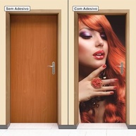 Adesivo Decorativo Porta Salão de Beleza Ruiva com Anel e Flores - Design Exclusivo para Estética - imagem 3
