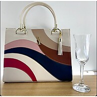 Bolsa Feminina Castelo com Faixas Coloridas: Elegância e Praticidade - imagem 1