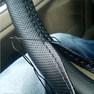Capa de Volante Ecológica Preta: Couro Premium e Conforto para Seu Carro - imagem 2