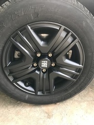 Calota Preta Premium Fiat Toro 2023: Emblema Alumínio Elegante (1 Peça) - imagem 5