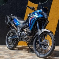 Protetor de Carenagem com Pedaleira Sahara 300 (2024+) Preto Fosco - Segurança e Estilo - imagem 5
