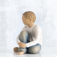 Willow Tree Caring Child - Figura de Menino em Jeans Azul | 7 cm de Puro Afeto - imagem 4