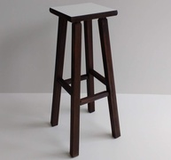 Banqueta Alta Hardman 69 cm em Madeira Nogueira com Encosto Quadrado em MDF - imagem 1