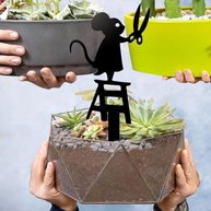 Estátua de Metal que Rouba Flores - Decoração de Jardim com Estilo e Função - imagem 5