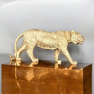 Estátua de Tigre em Resina Dourada - Luxo e Detalhes Realistas para Decoração Elegante - imagem 3