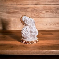 Mini Sagrada Família em Pérolas e Strass 7cm - Decoração Religiosa Elegante - imagem 2