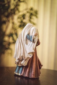 Sacro - Imagem da Sagrada Família Ternura em Resina Importada 30cm | Decoração Religiosa Elegante - imagem 4