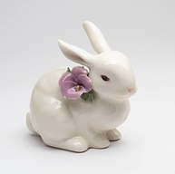Estatueta de Porcelana Coelhinho da Páscoa com Flor Lilás - 10,8 cm | Decoração Elegante e Requintada - imagem 4
