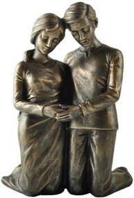 Estátua de Casal em Oração - 16cm em Resina Bronze - Presente Religioso para Decoração Cristã - imagem 2