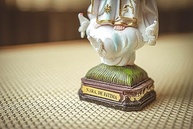 Imagem Nossa Senhora de Fátima em Resina 23cm - Peça Importada com Detalhes Exclusivos - imagem 5