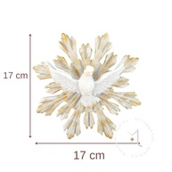 Enfeite Divino Espírito Santo em Resina 17x17cm - Pintura Artesanal com Detalhes Dourados - Decoração Religiosa com Proteção Espiritual - imagem 4