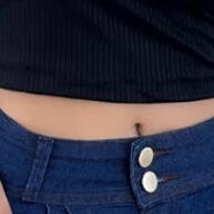 Short Jeans Feminino Botões Laterais: Estilo e Conforto em Um Só Look - imagem 1
