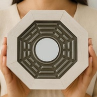 Baguá Céu Anterior Reto em Madeira com Pátina - 12,5 cm | Oitavado para Feng Shui - imagem 3