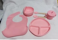 Kit Refeição Bebê com 6 Peças, Prato com Divisórias, Tigela e Talheres em Silicone, Rosa, Bege e Verde - imagem 1