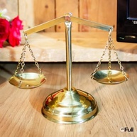 Balança em Latão Símbolo da Justiça - Decoração Artesanal Dourada - imagem 3