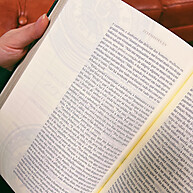 The Purpose Book Verde: Bíblia de Luxo com Capa Couro Soft - imagem 2