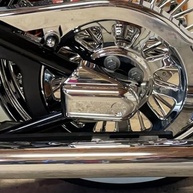 Protetor de Eixo Traseiro Cromo ABS Rebacker para Harley Softail Classic FLSTC / Deluxe FLSTN (2008-2016) - imagem 3