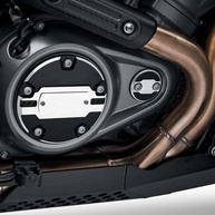 Capa Protetora Medalhão Derby para Embreagem Harley Pan America & Sportster S (2021-2025) - Estilo e Proteção Premium - imagem 3