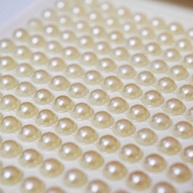 Strass e Pérolas Adesivas: Decore com Brilho! - imagem 1
