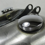 Tampas de Tanque Harley Fat-Bob Cromadas CNC - Alumínio Tarugo 6061 (1982+) - imagem 1