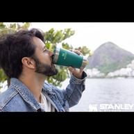 tempo-termico-cerveja-gelada-sua-bebida-mantenha-tampa-copo-de-com-alpine-stanley-473ml-a-mais-por-a