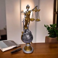 Estatueta Themis Deusa da Justiça - 31cm - Resina Premium para Escritório e Presente de Formatura - imagem 3